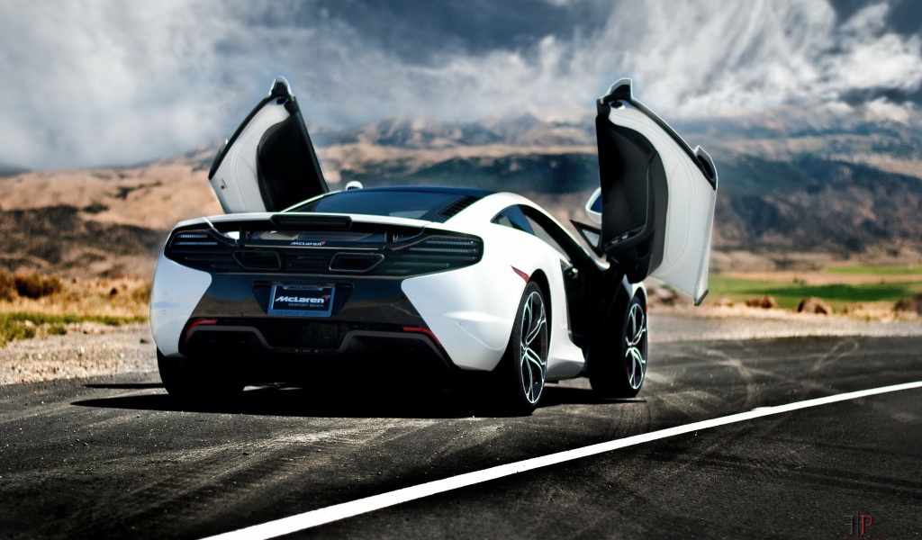 Белый McLaren MP4-12C с открытыми дверями