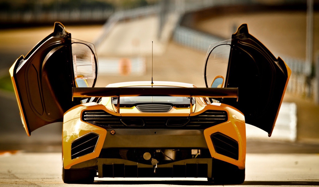 Желтый McLaren MP4-12C с открытыми дверями