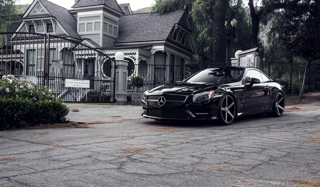 Черный Мерседес у ворот виллы