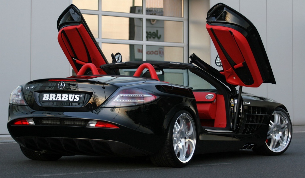 Черный Mercedes с открытыми дверями