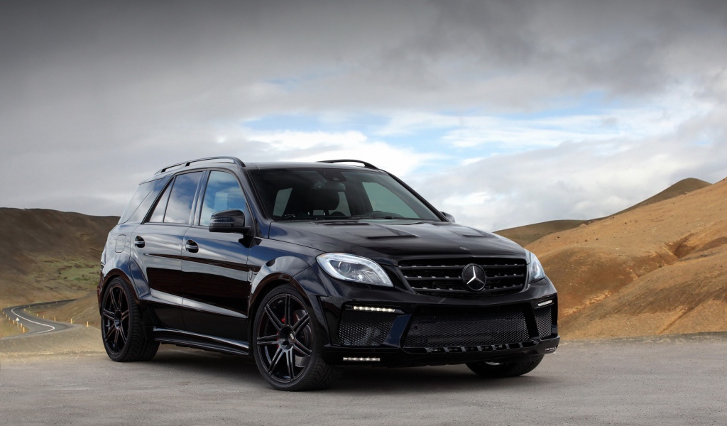 Черный автомобиль Mercedes-Benz ML 63