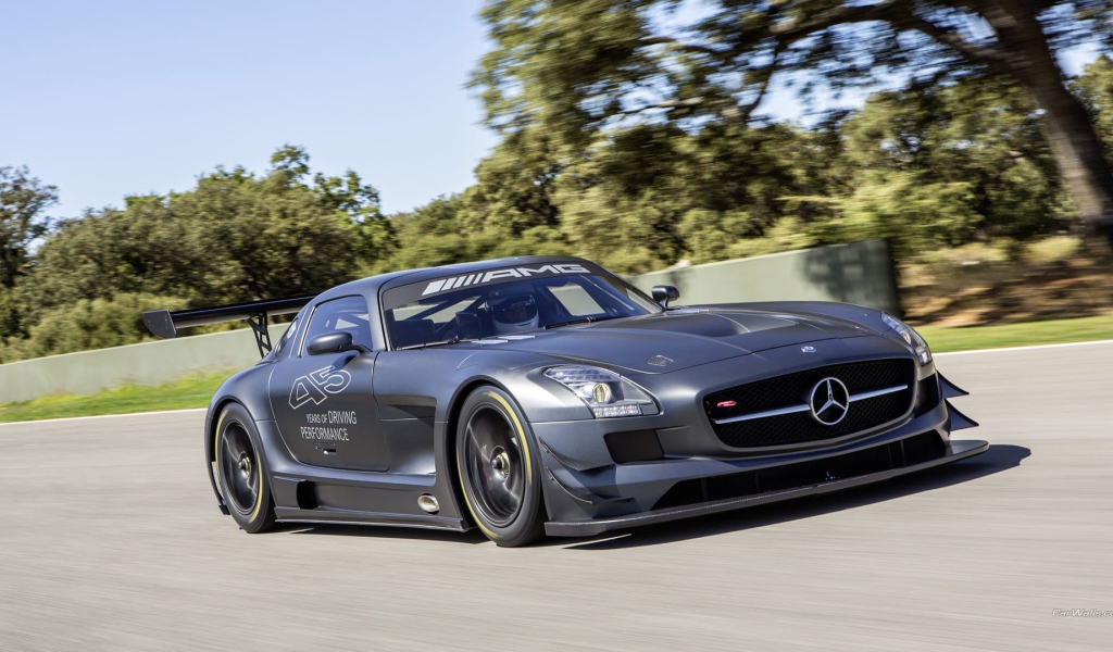 Черный гоночный автомобиль Mercedes SLS