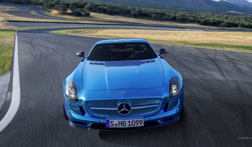 Голубой Mercedes SLS на гоночном треке