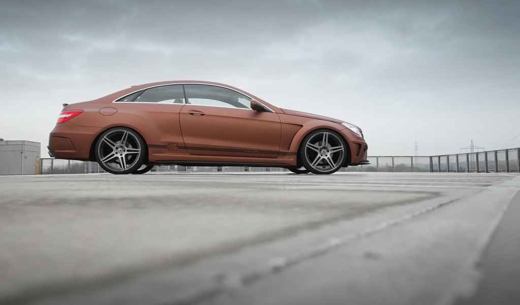 Коричневый Mercedes-Benz на парковке