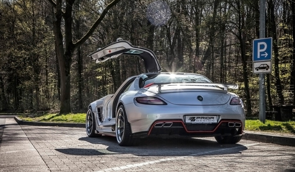 Автомобиль Mercedes-Benz SLS AMG в парке