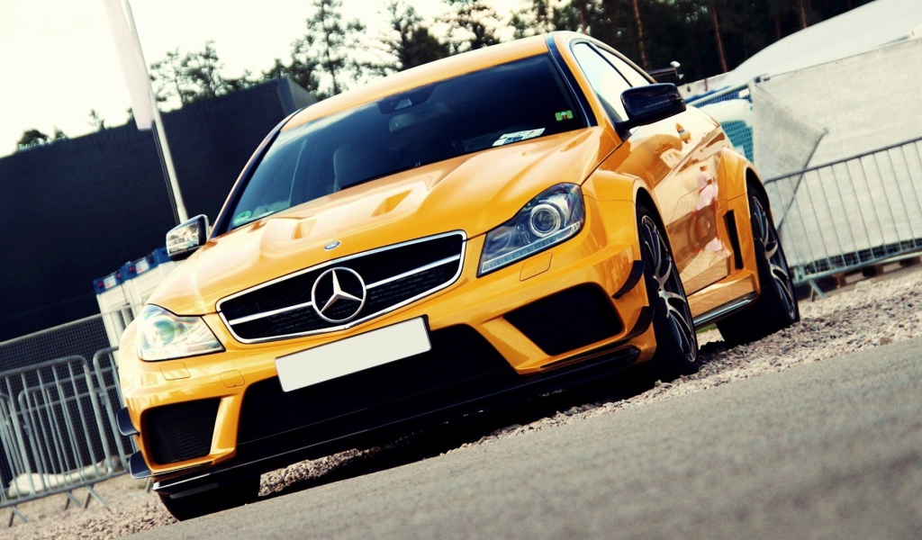 Светло оранжевый Mercedes-Benz