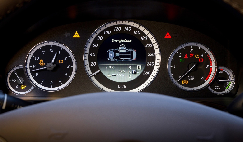 Панель приборов автомобиля Mercedes SLS