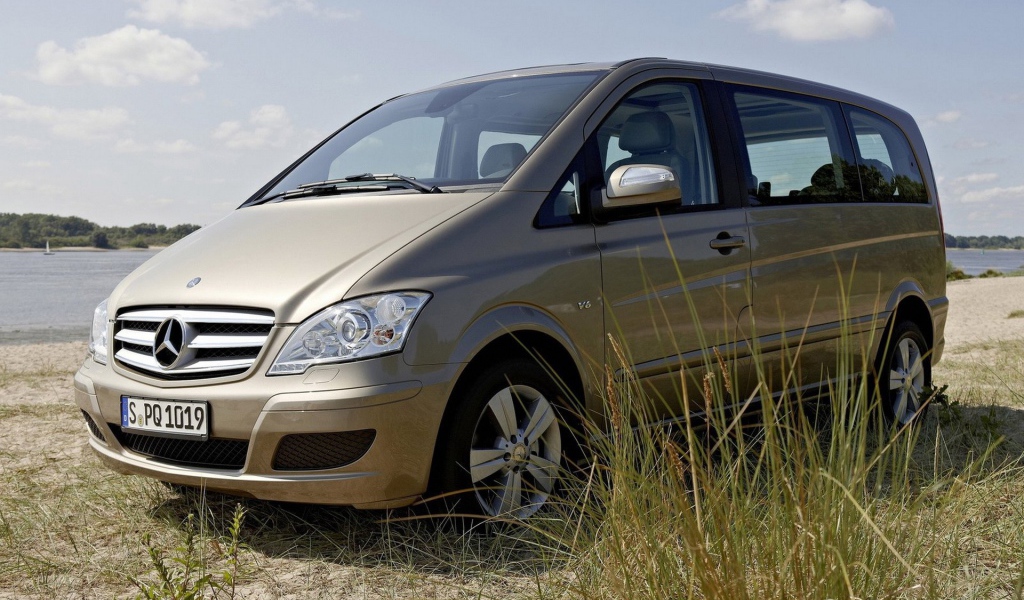 Семейный Мерседес на берегу водоема