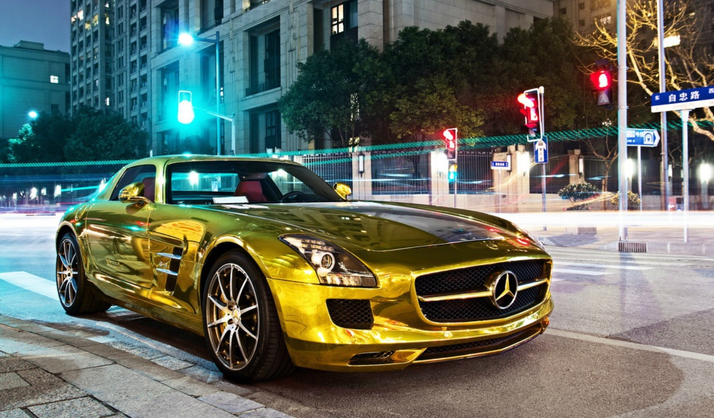 Золотой Mercedes-Benz SLS AMG