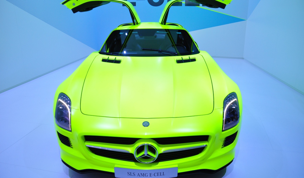 Зеленый электромобиль Mercedes-Benz SLS AMG