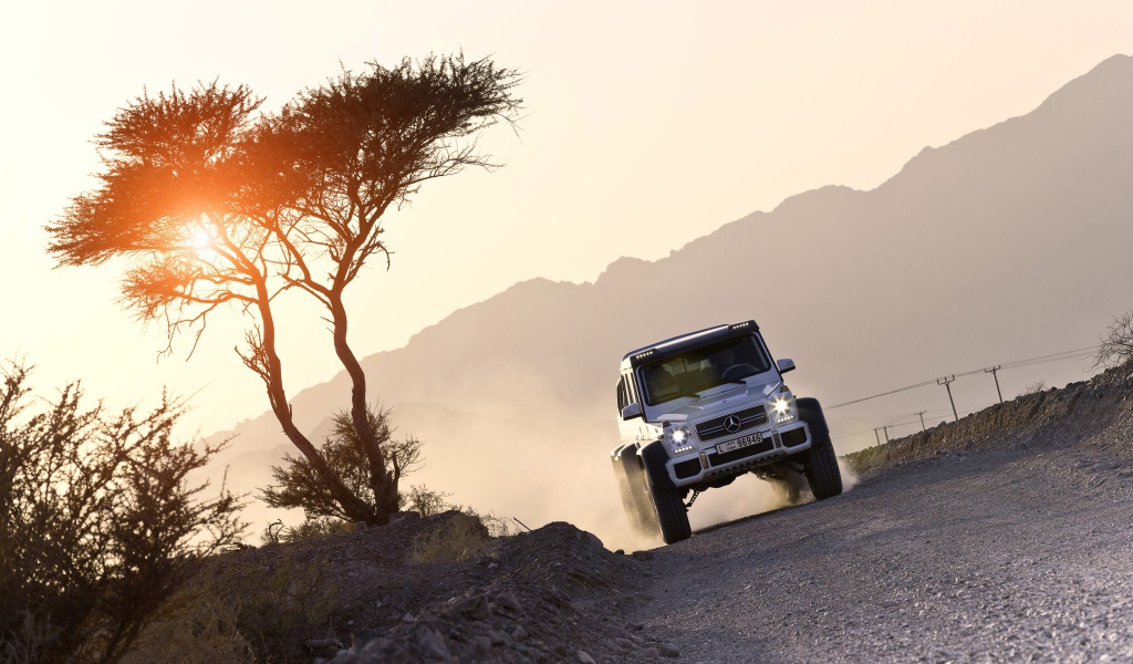 Мерседес Gelenvagen в пустыне