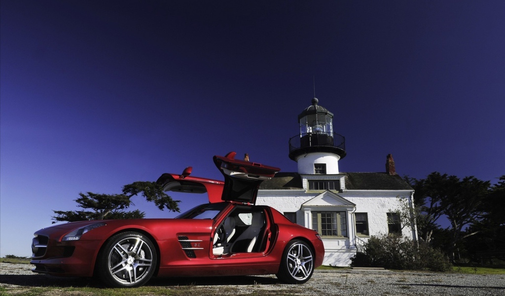 Красный Mercedes SLS у маяка