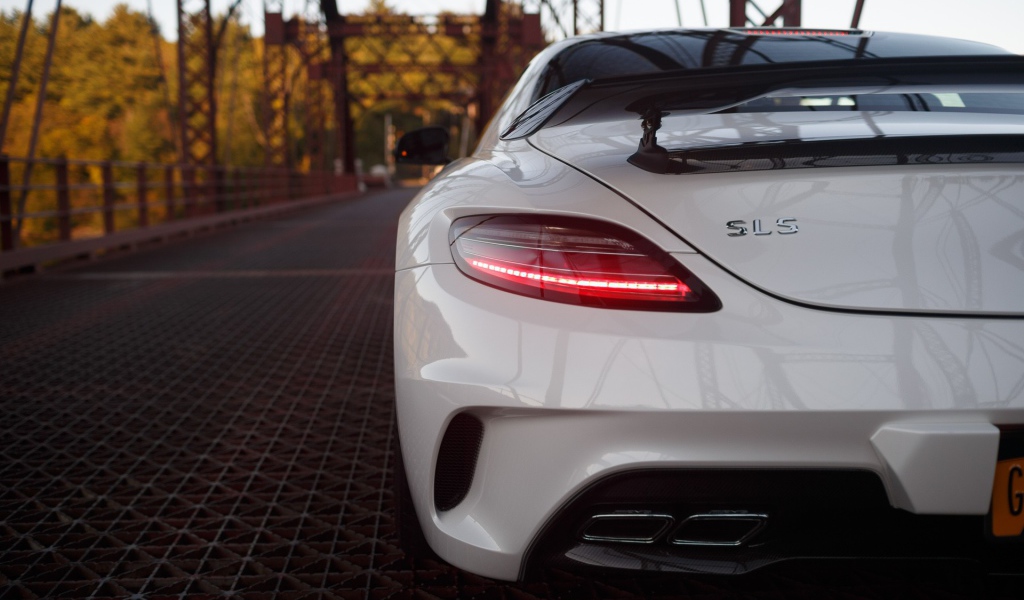 Вид сзади на белый Mercedes SLS