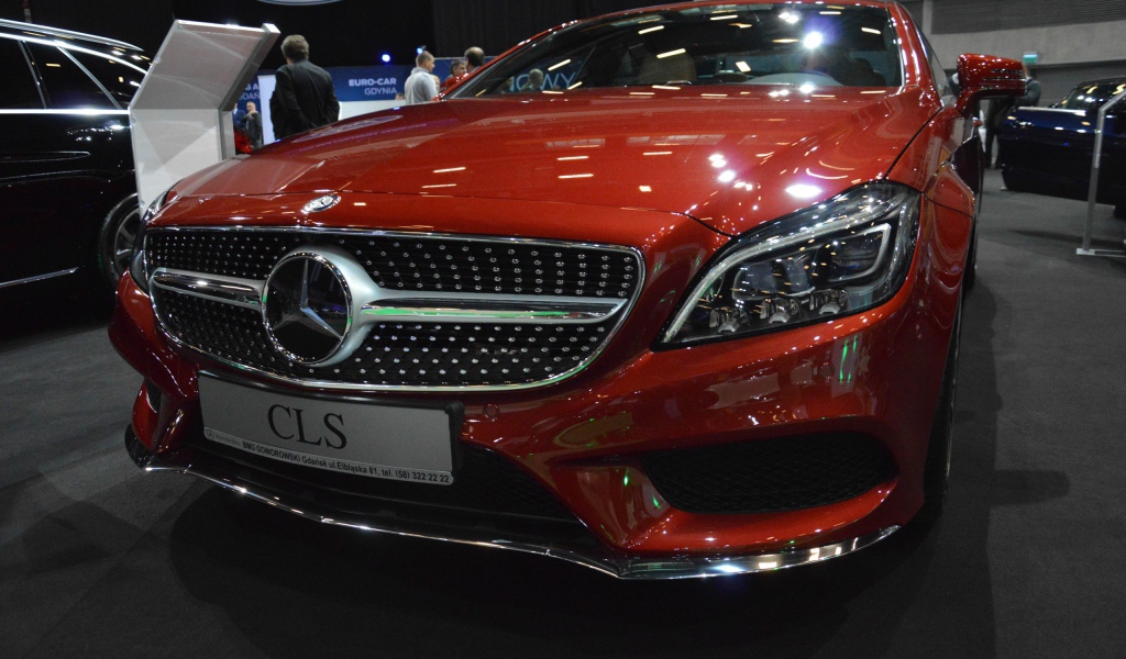 Красный Mercedes-Benz CLS на автосалоне