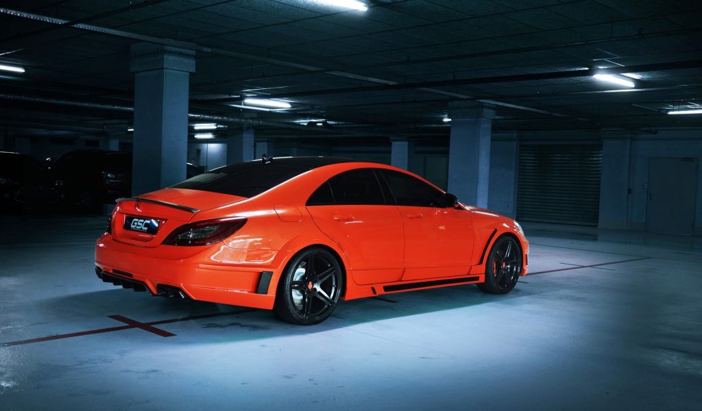 Красный Mercedes-Benz на парковке в подвале