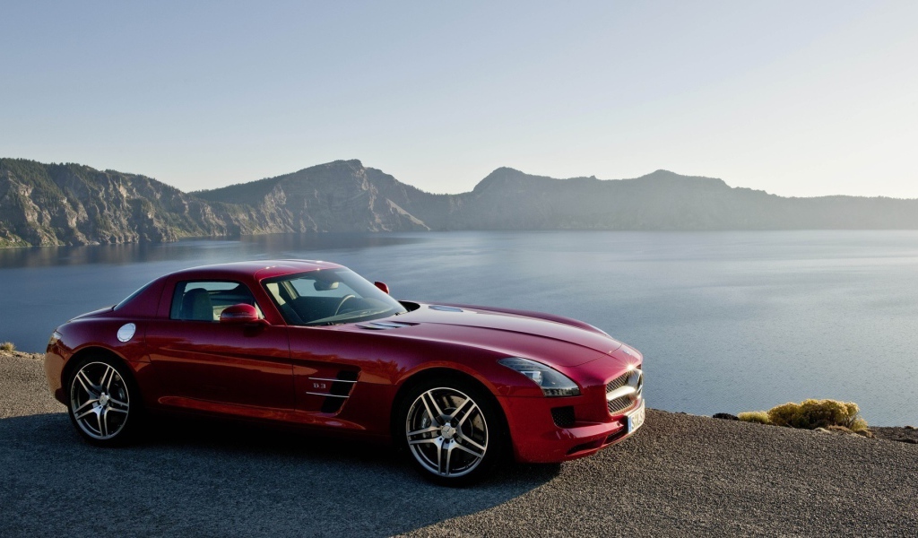 Красный Mercedes SLS на берегу озера
