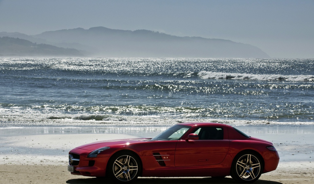 Красный Мерседес на песке пляжа