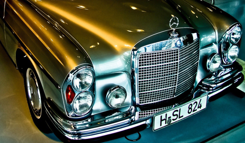 Серебристый Mercedes-Benz 300 SEL 6.3