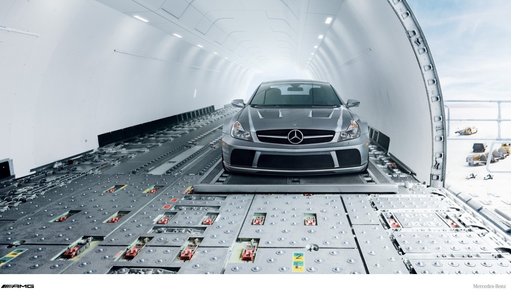 Серебристый Mercedes-Benz в транспортном самолете