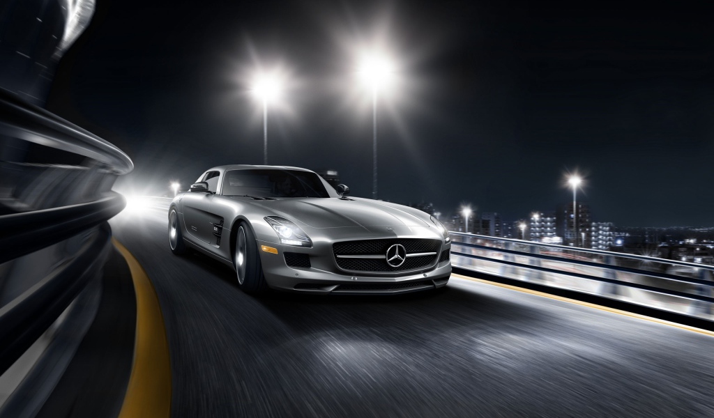 Серебристый спортивный Мерседес на повороте