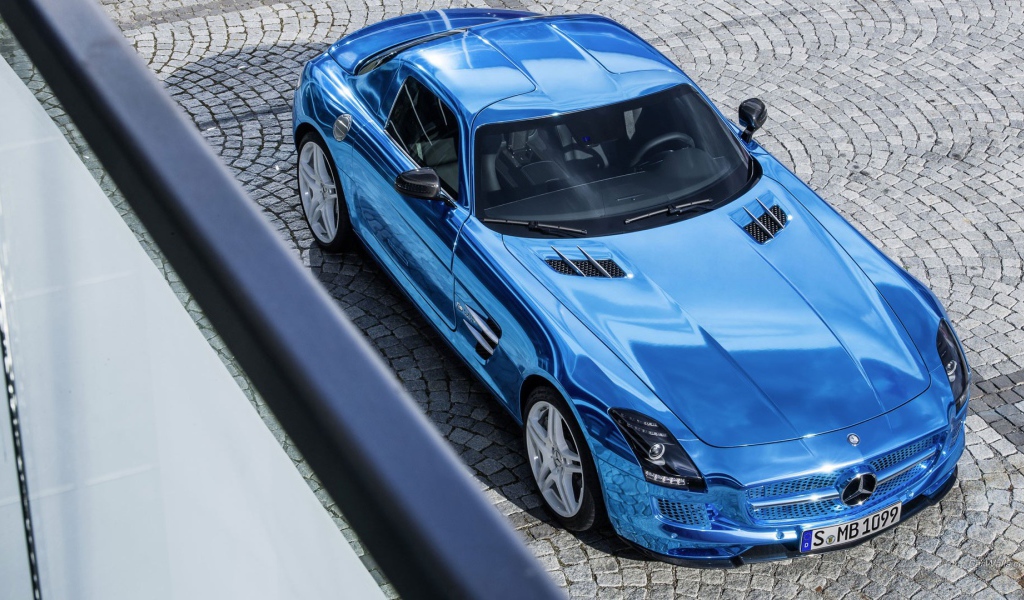 Спортивный Mercedes SLS голубого цвета