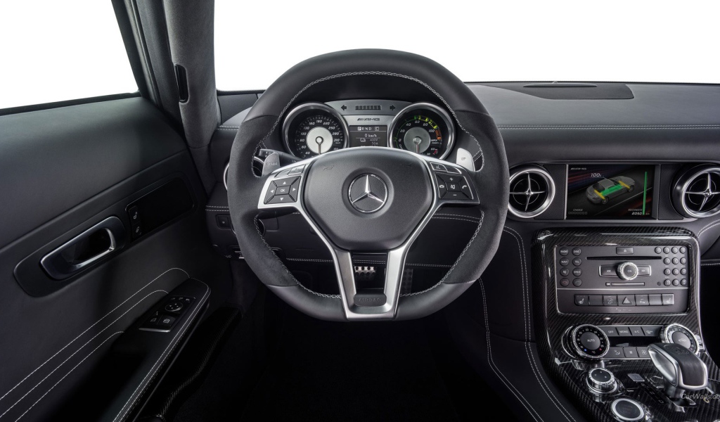 Руль и приборы автомобиля Mercedes SLS