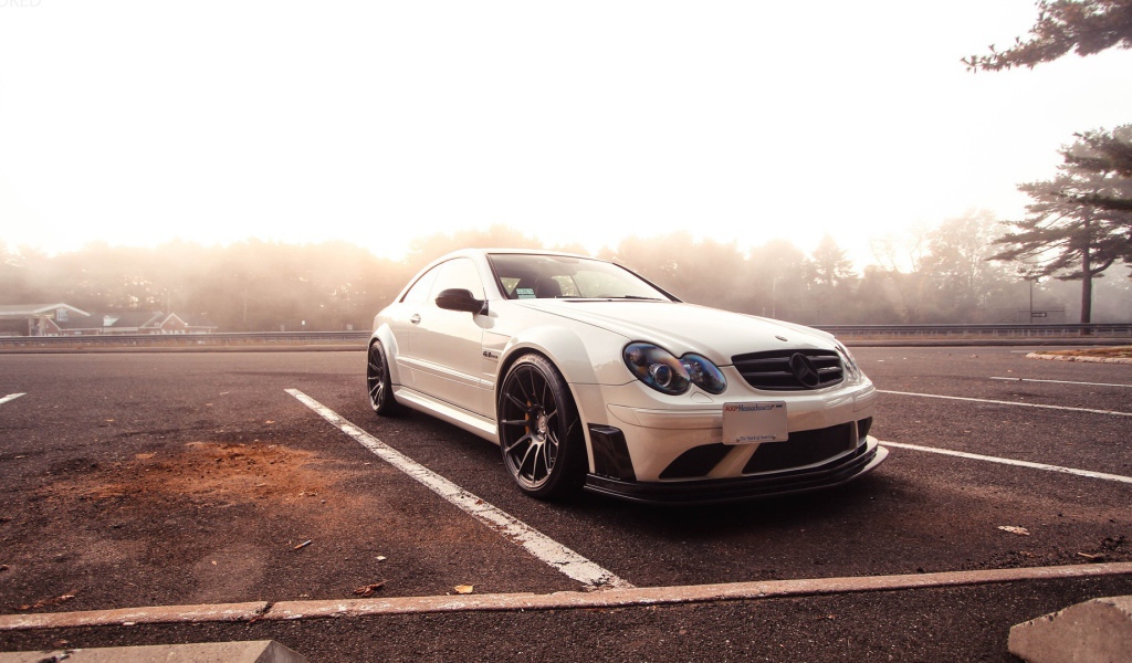 Белый Mercedes-Benz на парковке