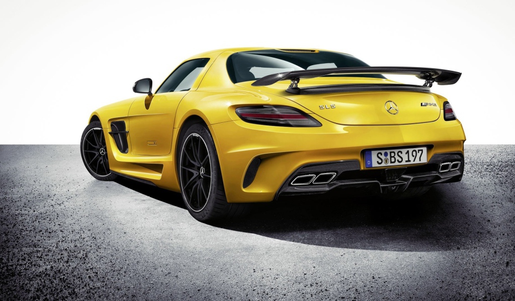 Желтый спортивный Mercedes-Benz