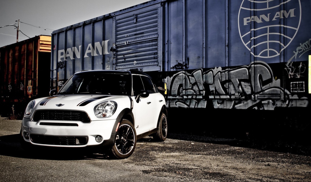 Белый Mini Cooper возле железной дороги