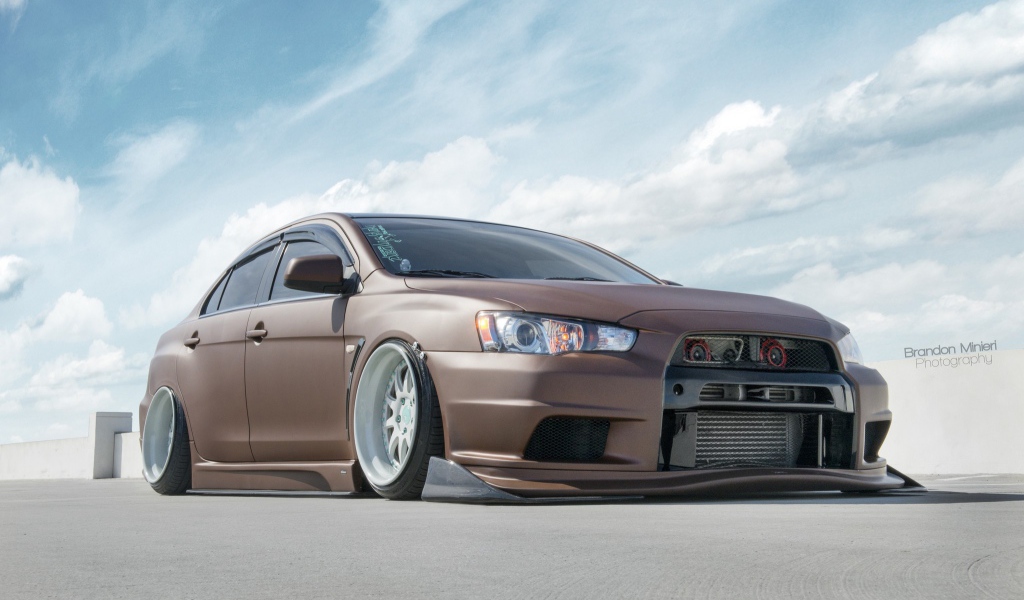 Автомобиль Mitsubishi Lancer Evo X шоколадного цвета