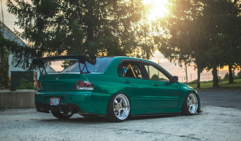 Темно зеленый Mitsubishi Lancer Evolution IX