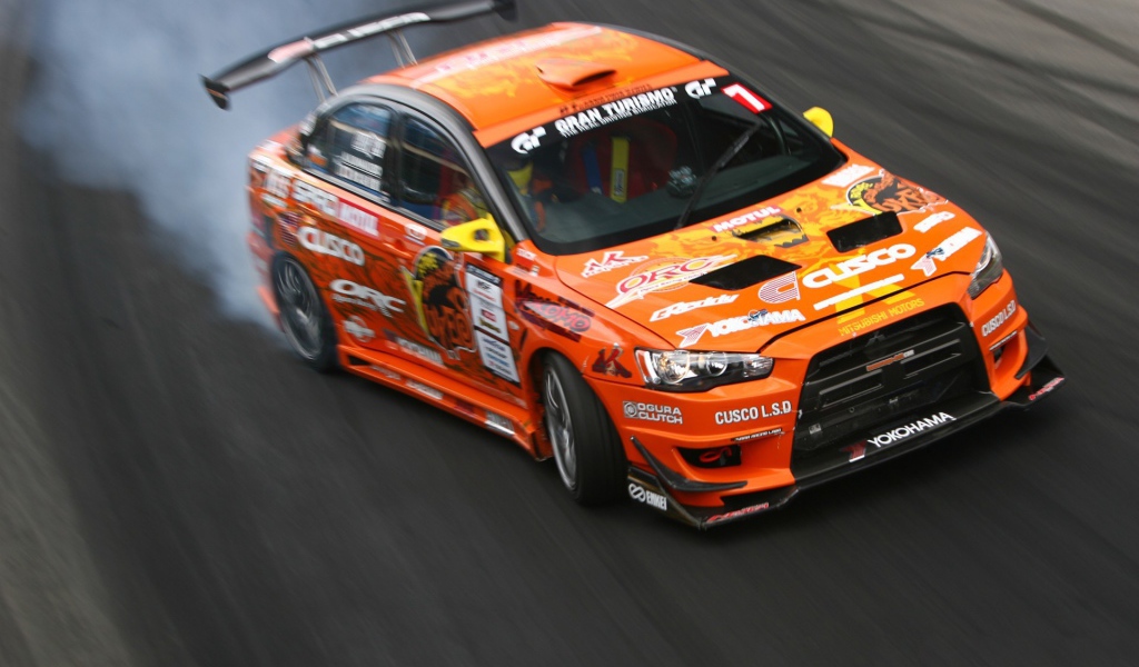 Дрифт оранжевого Mitsubishi Lancer на треке