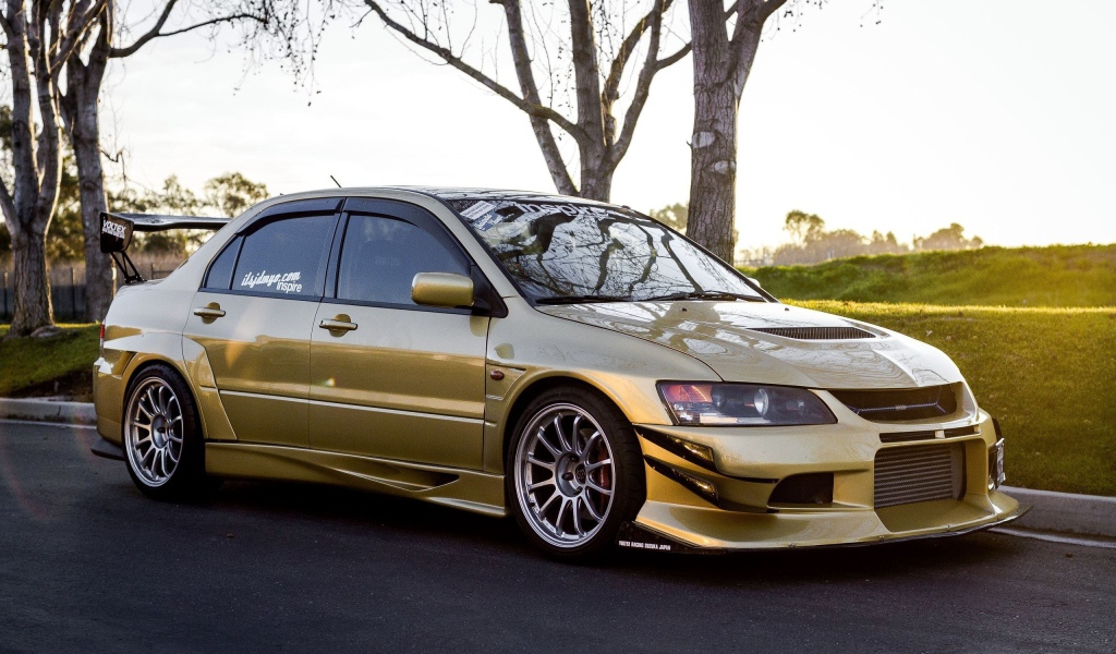 Золотой Mitsubishi Lancer Evo X