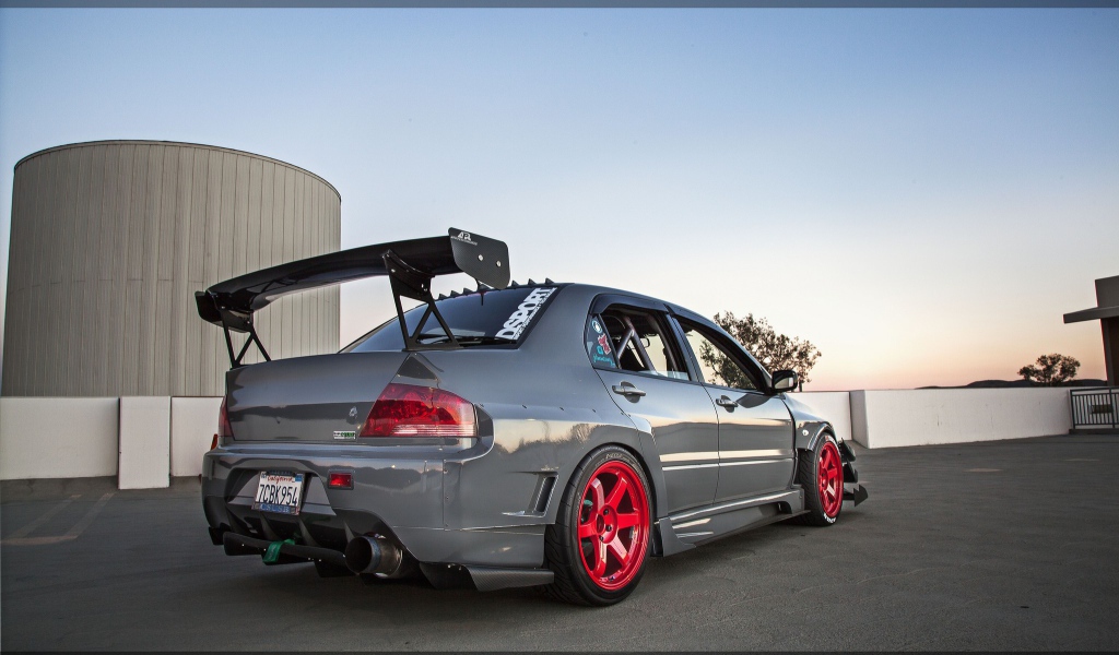 Серый автомобиль Mitsubishi Lancer Evo X