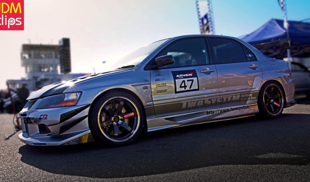 Серый спортивный Mitsubishi Lancer Evo X