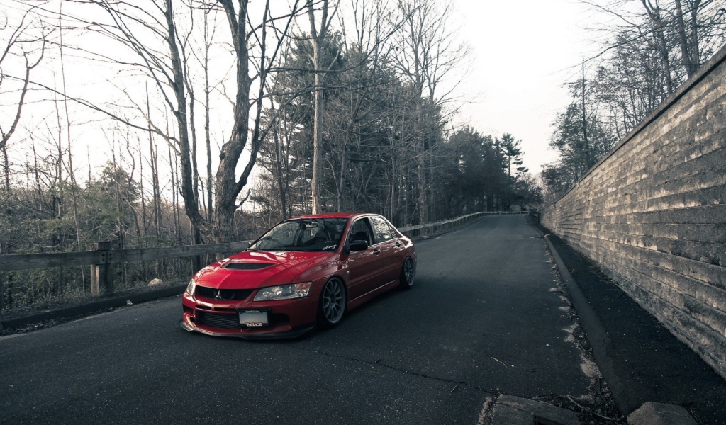 Красный автомобиль Mitsubishi Lancer Evo X