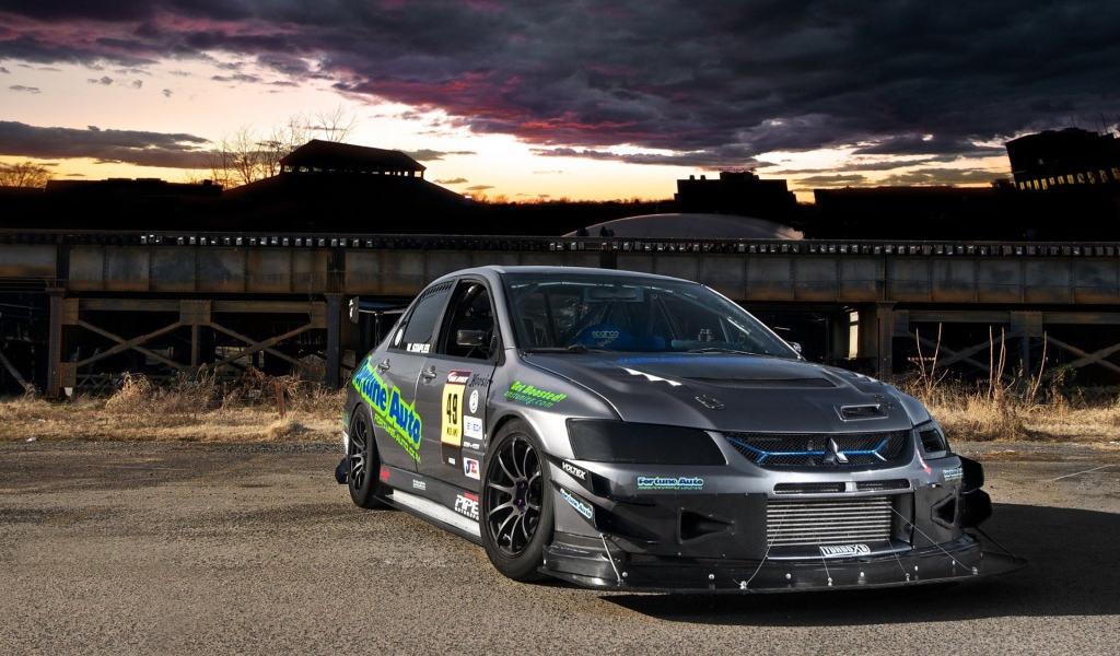 Спортивный Мицубиши для ночных гонок