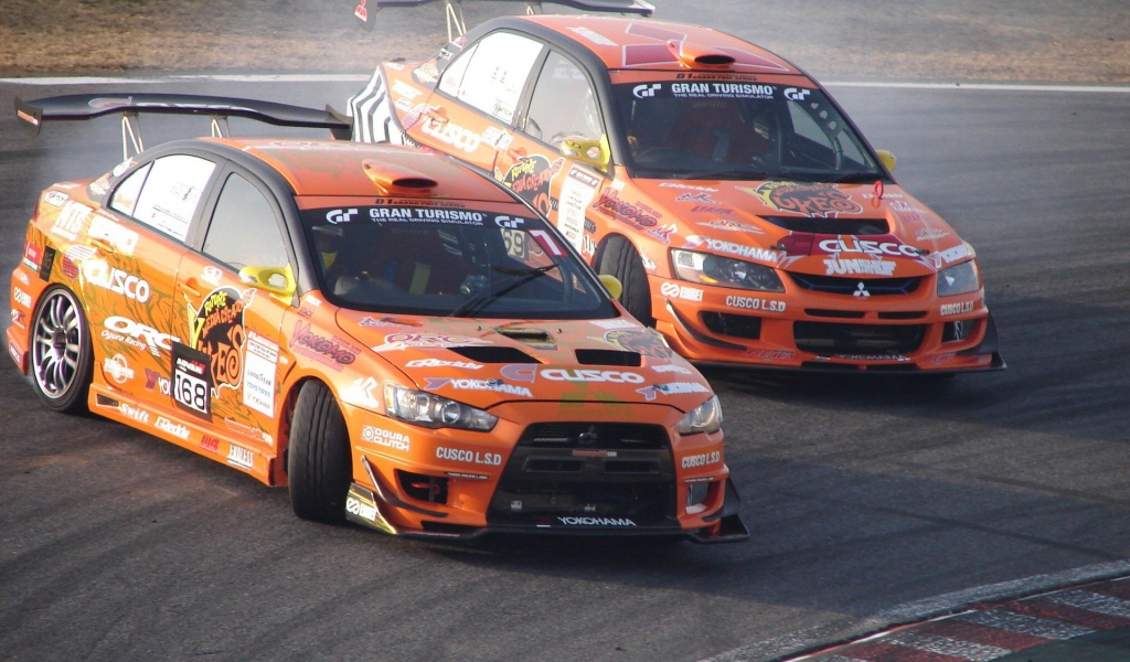 Два гоночных спортивных Mitsubishi Lancer Evolution IX