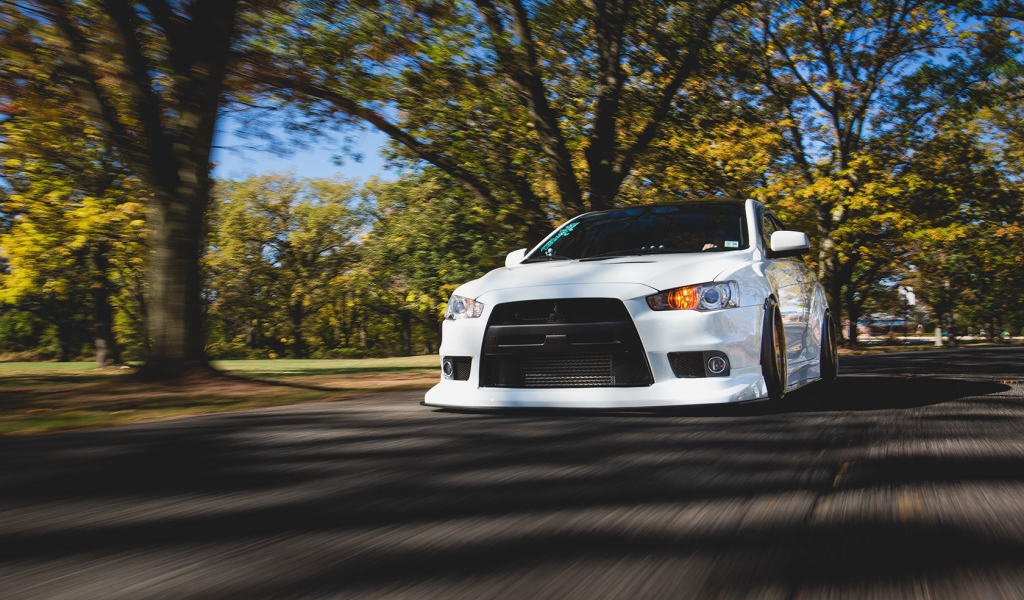Белый Mitsubishi Lancer Evo X на дороге