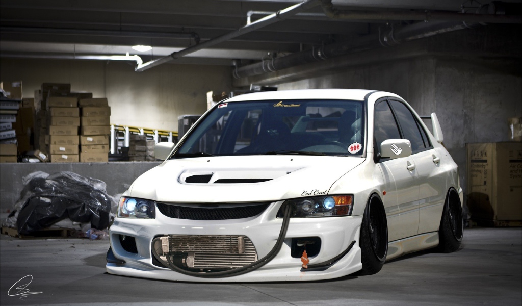 Белый Mitsubishi с низкой посадкой