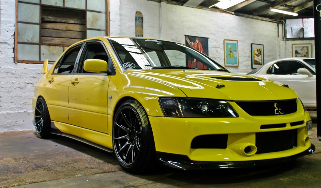 Желтый Mitsubishi Lancer Evolution