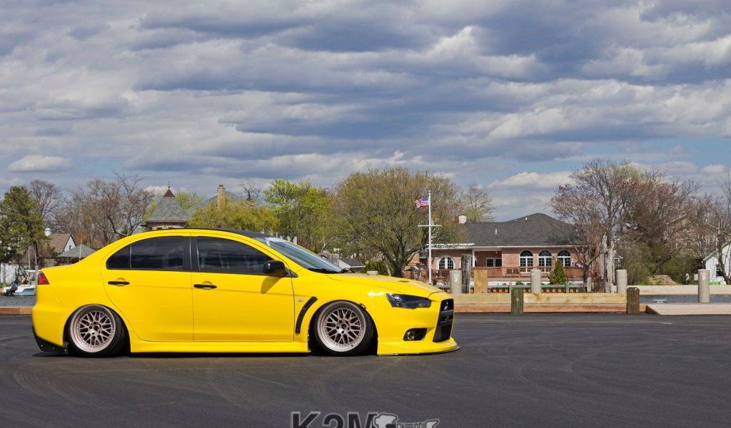 Желтый автомобиль Mitsubishi Lancer Evo X