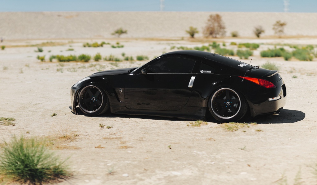 Черный Nissan 350Z на белом песке
