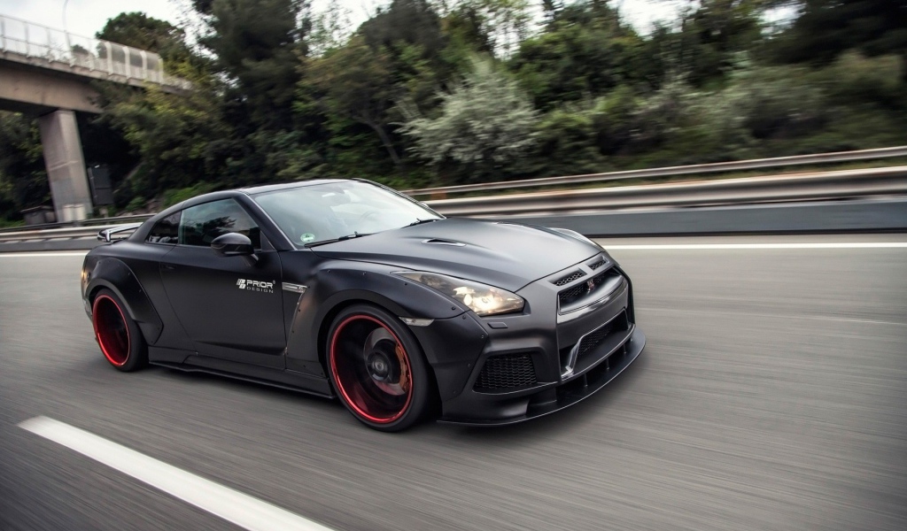Черный Nissan GT-R PD750 Widebody мчится по шоссе