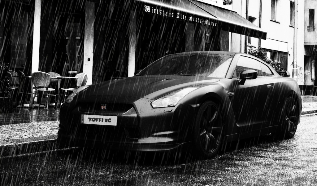 Черный Nissan GT-R под дождем