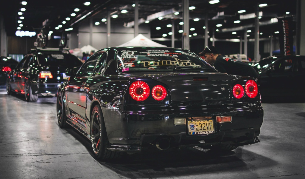 Черный Nissan Skyline GT-R
