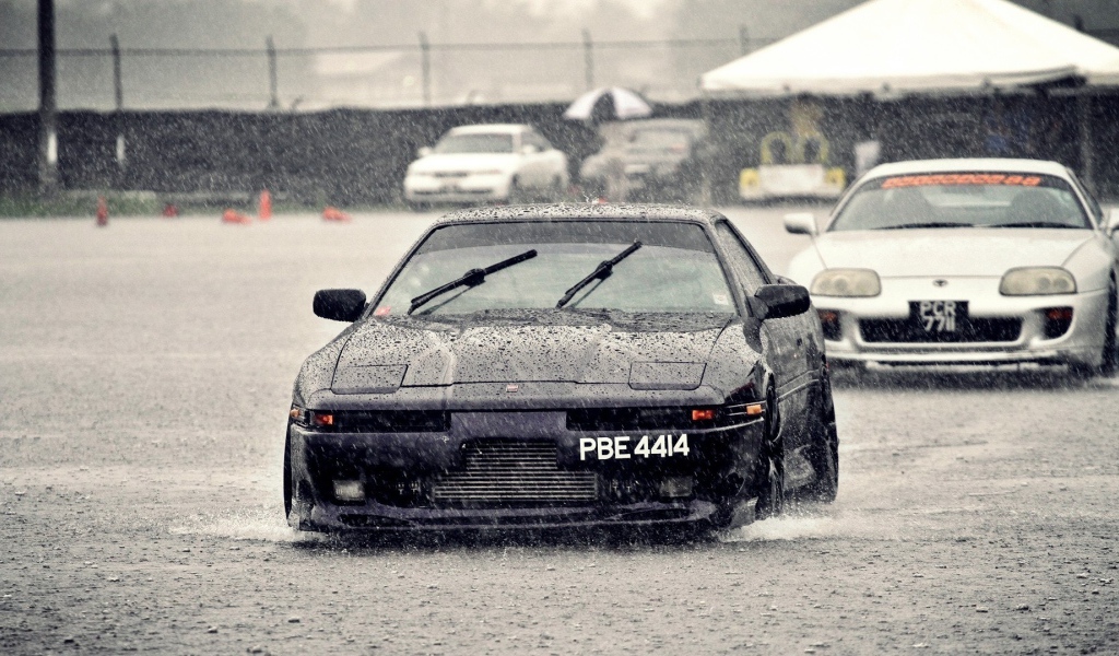 Черный Nissan под дождем