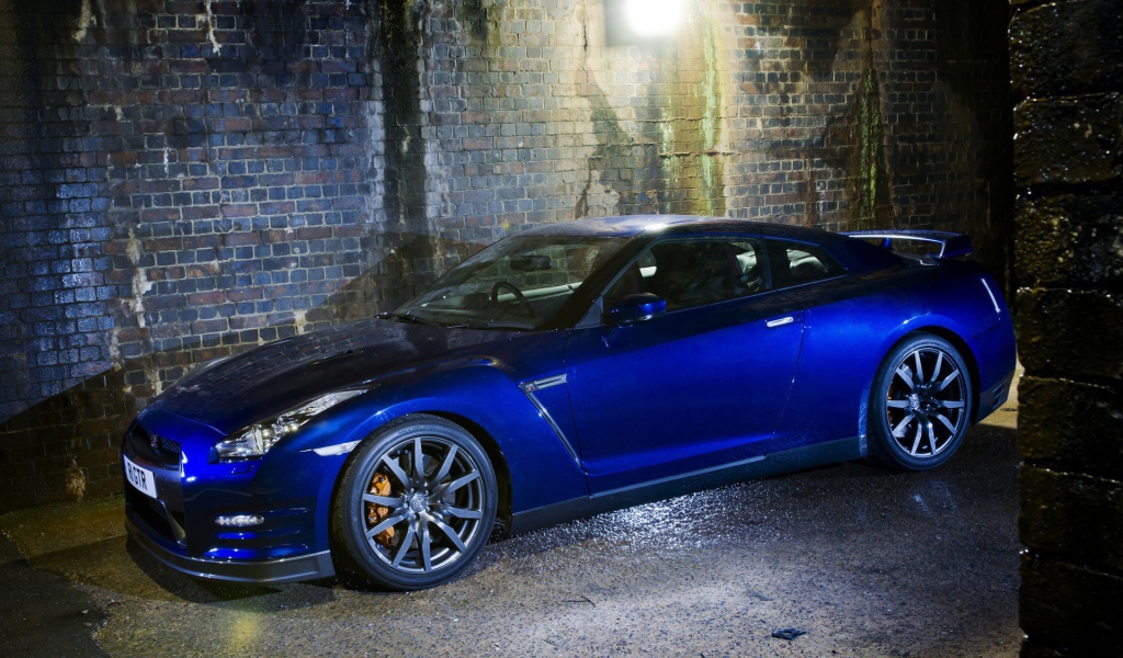 Синий Nissan GT-R среди каменных джунглей