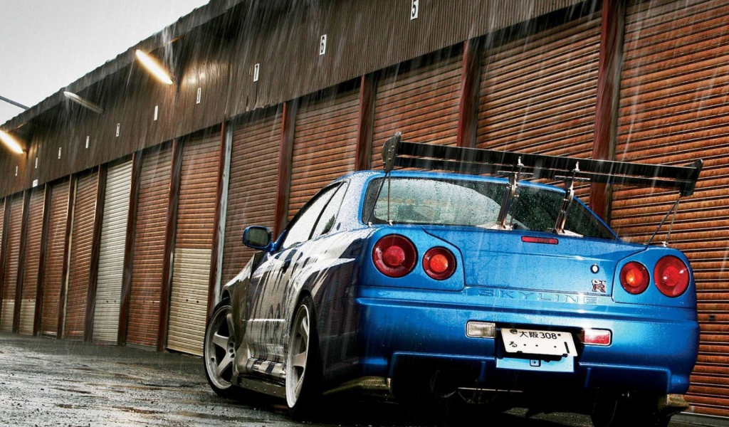 Синий Nissan Skyline GT-R R34 во время дождя