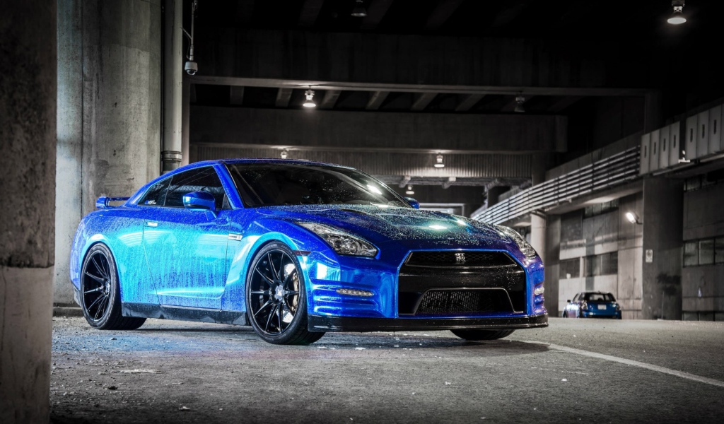 Синий автомобиль Nissan GT-R